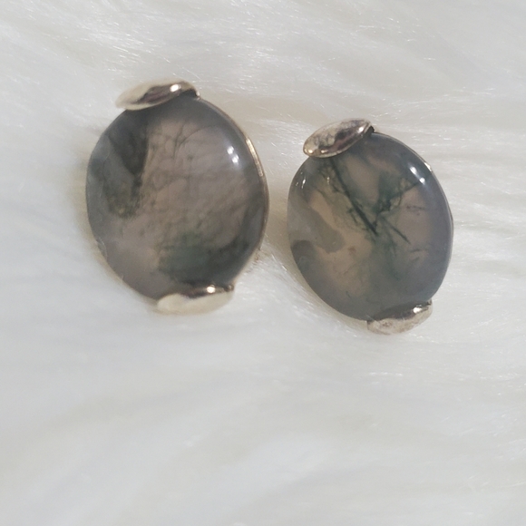 2 pairs of Monet clip on earrings - Picture 2 of 8